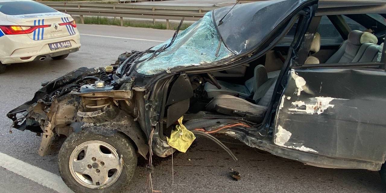Paramparça Olan Otomobilden Yaralı Kurtuldu