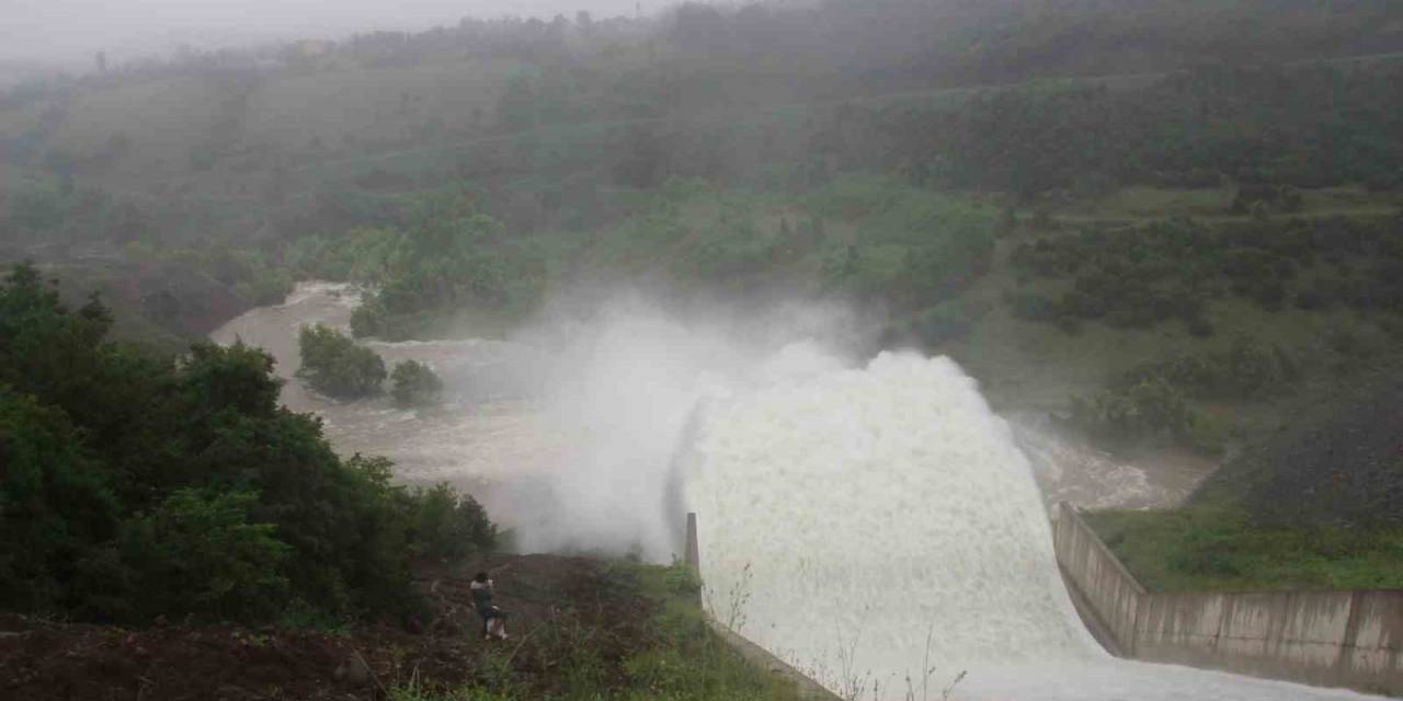 Samsun’da Su Seviyesi Yükselen Barajın Kapakları Açıldı
