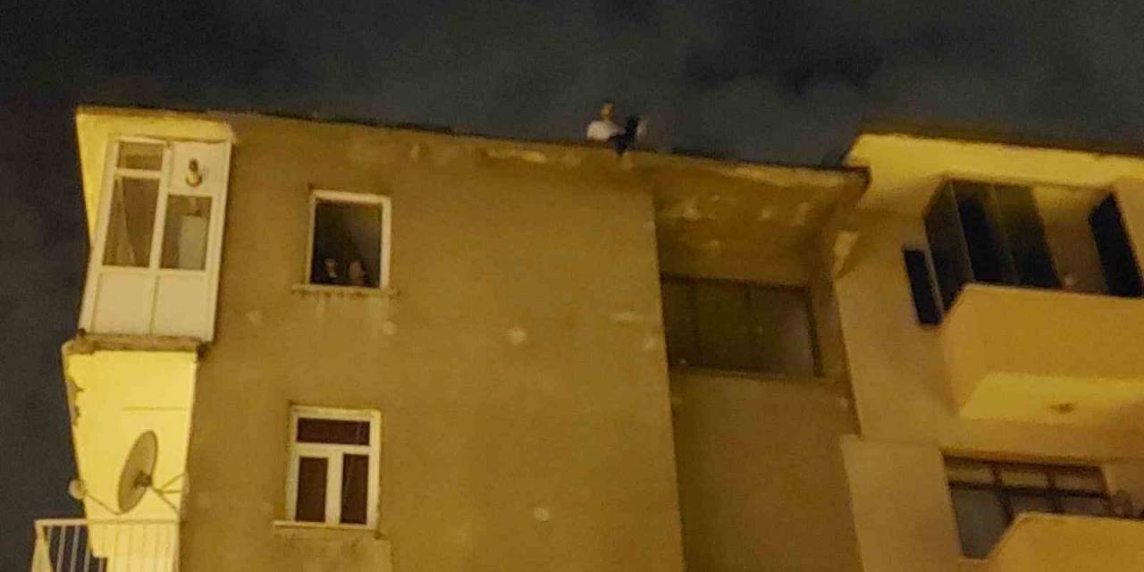 Kız Arkadaşından Ayrıldı, 5 Katlı Binadan Atlamak İstedi