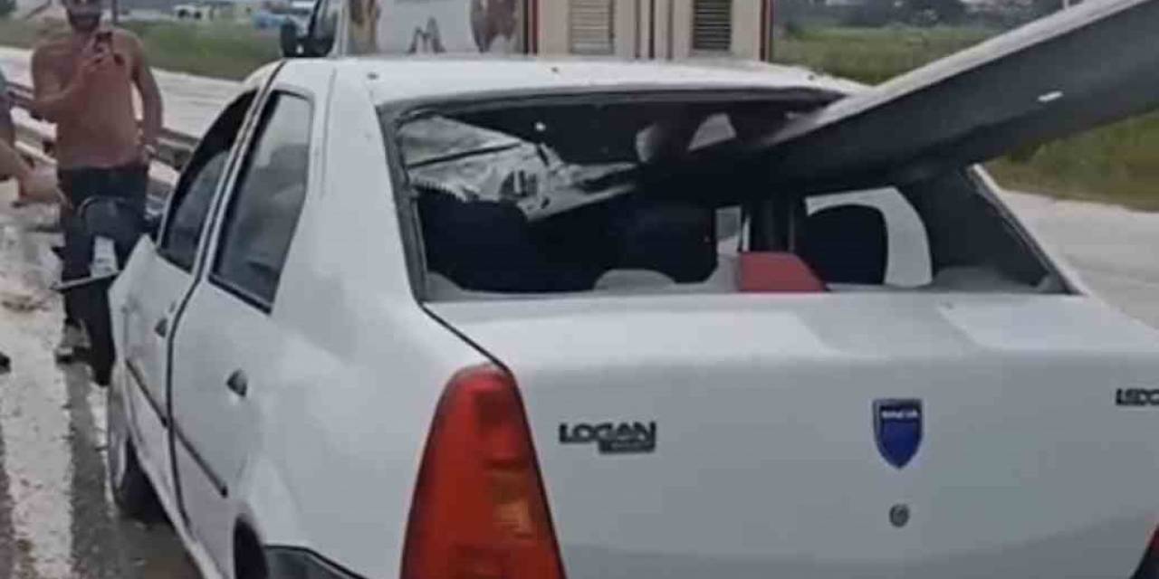 Kontrolden Çıkan Otomobil Bariyerlere Ok Gibi Saplandı