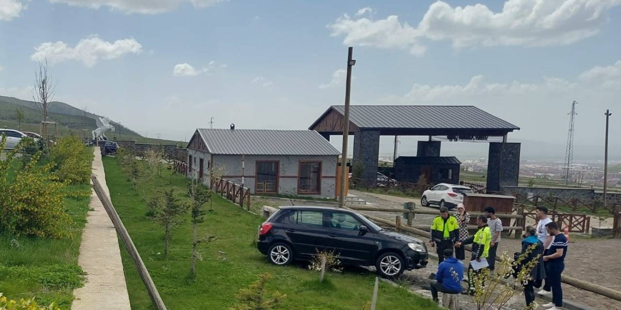 Fren Yerine Gaza Bastı, Duvardan Aşağı Düştü