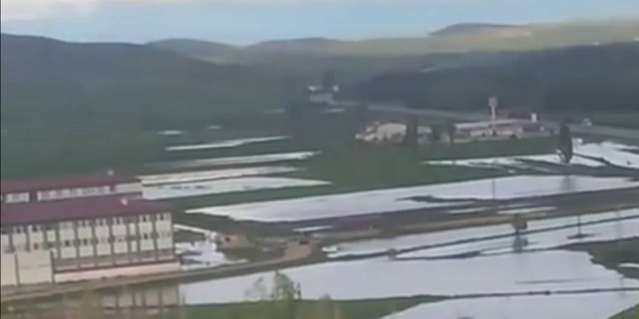 Okul Bahçesi Sular Altında Kaldı, Öğrenciler Birbirini Sırtladı