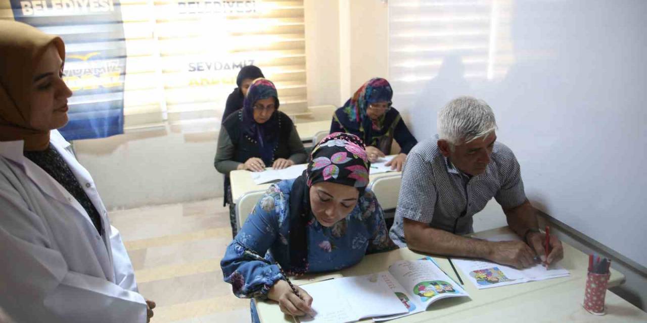 3 Çocuklu Çift, Ehliyet Almak İçin 4 Ayda Okuma Yazma Öğrendi