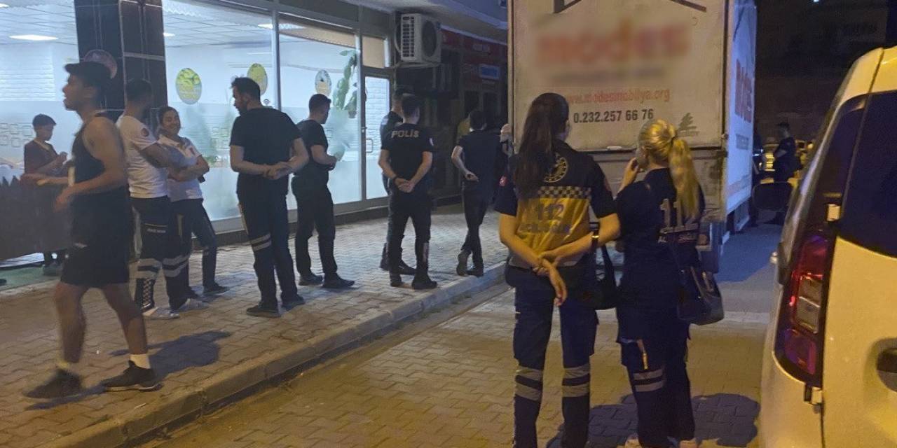 Elinde Bıçakla Koşuşturan Alkollü Kadın Ekipleri Harekete Geçirdi