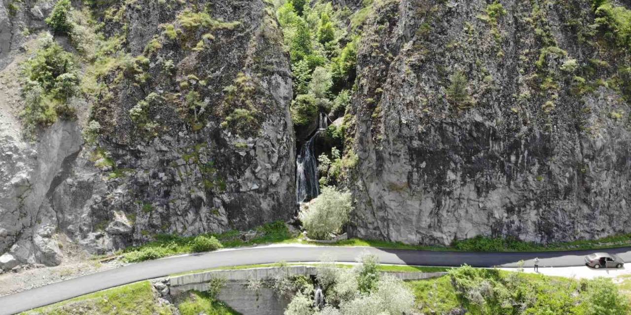 Üzerinden Yol Geçen Şelale Yolculuk Yapanların Uğrak Noktası Oluyor