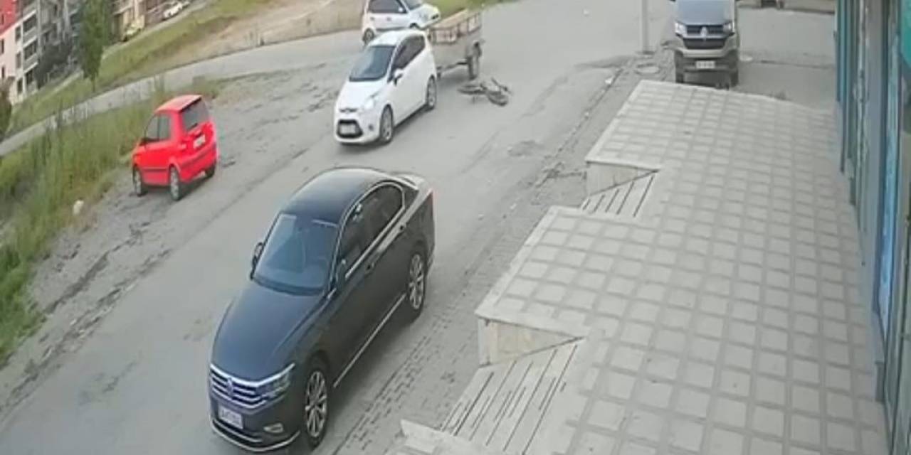 Balıkesir’de Motosiklet Sürücüsü Çarptığı Arabanın Römorkuna Düştü