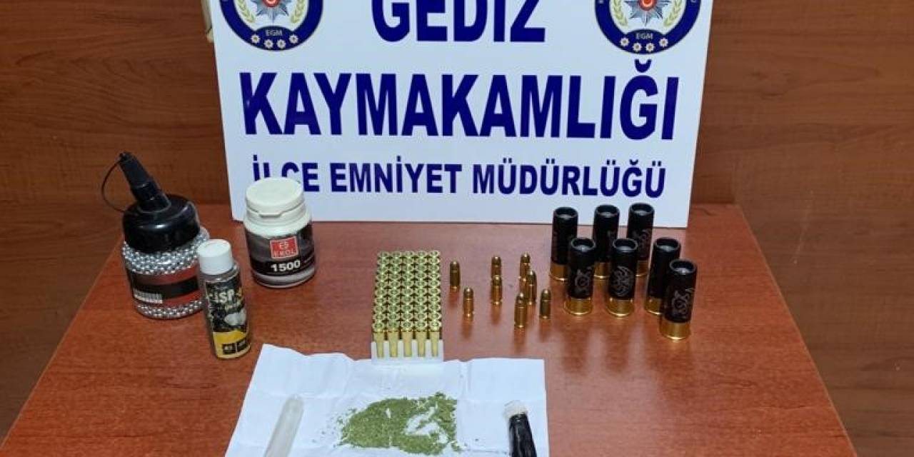 Gediz’de Polisin Şüphelendiği Şahsın Üzerinden Uyuşturucu Ve Silah Çıktı