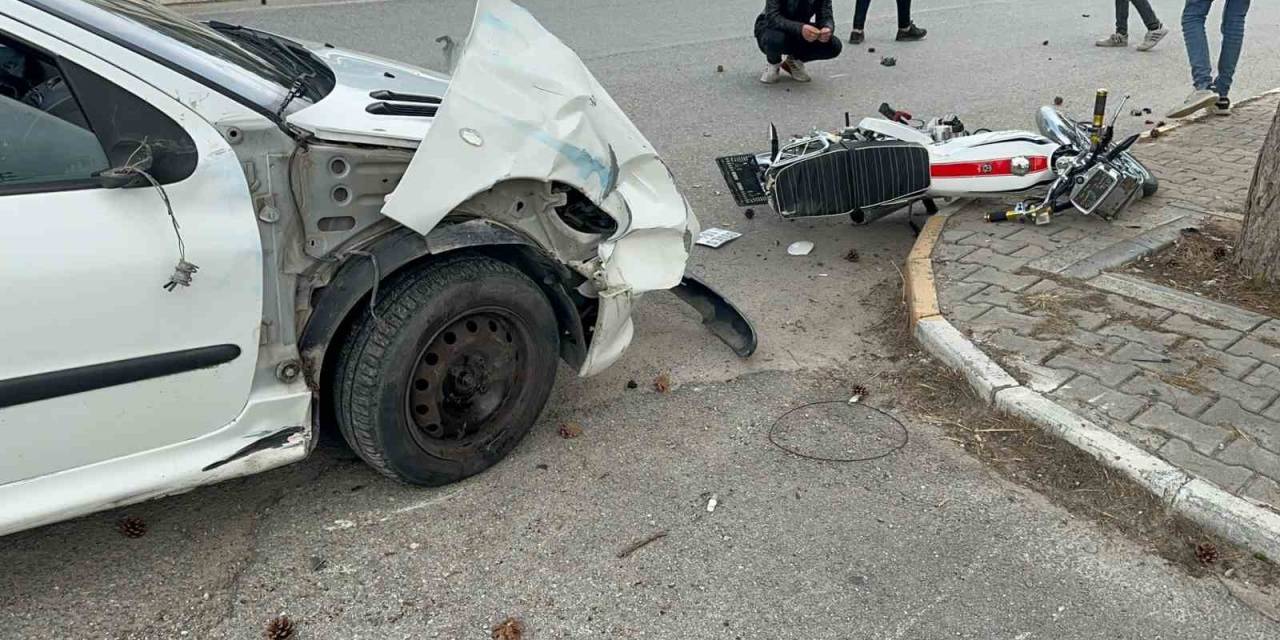 Otomobilin Çarptığı Motosikletteki 2 Genç Metrelerce Savruldu
