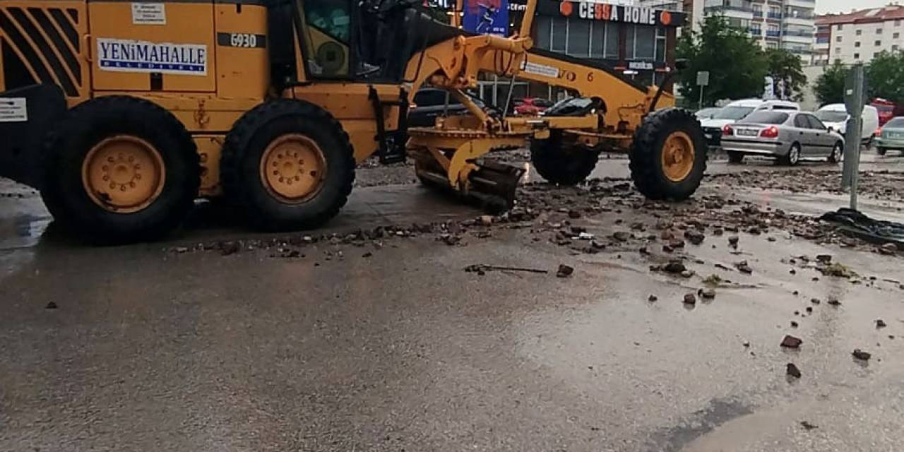 Yenimahalle’de Kuvvetli Sağanak Mesaisi