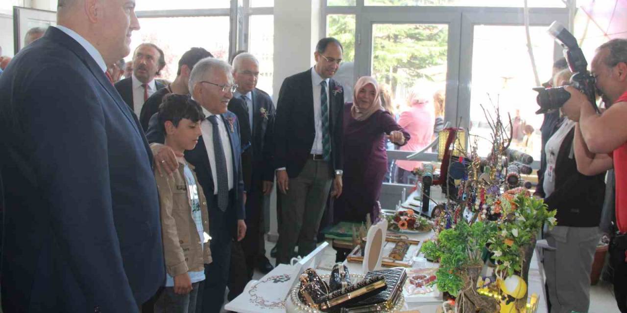 Toplum Ruh Sağlığı Merkezi’ndeki Hastalar El Emeği Göz Nuru Eserlerini Sergiledi