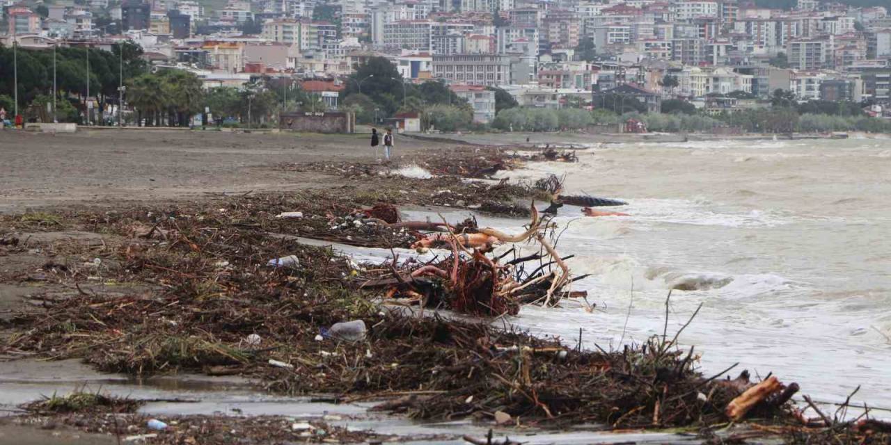 Samsun Plajları Ağaç Parçaları Ve Çöplerle Doldu
