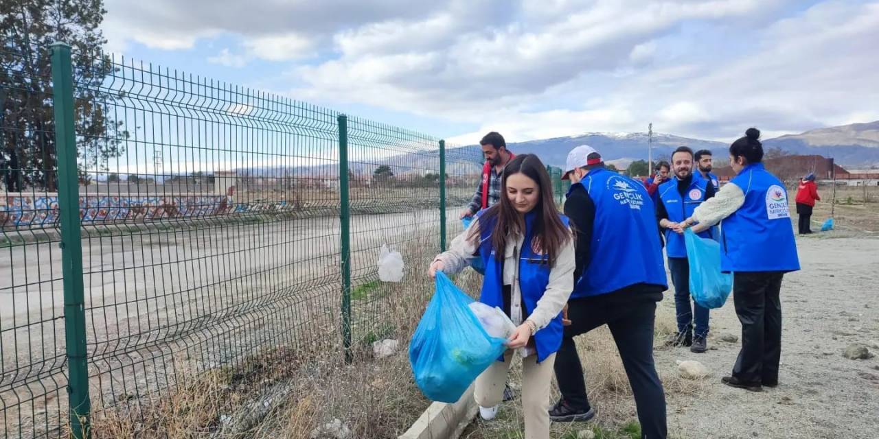 Gönüllü Gençler Çevre Temizliği Yaptı