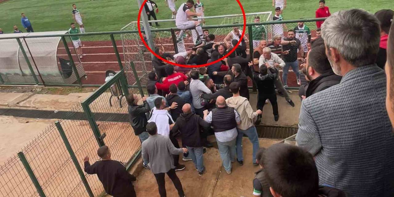 Tellere Çıkan Futbolcu, Çivili Kramponla Taraftara Böyle Tekme Attı
