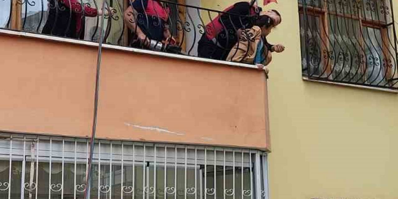 Tokat’ta Kafası Balkon Demirine Sıkışan Çocuk Kurtarıldı