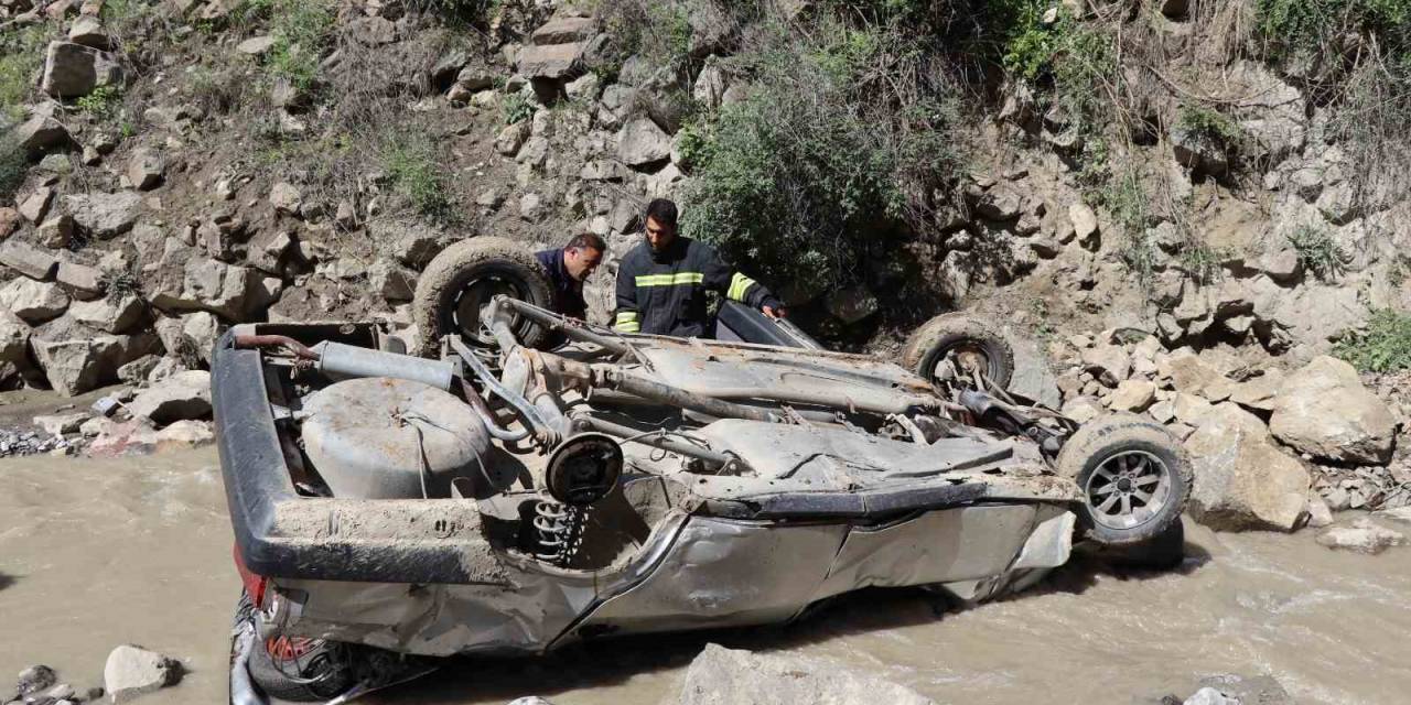 Otomobil Köprüden Dereye Uçtu: 1 Ölü 1 Yaralı
