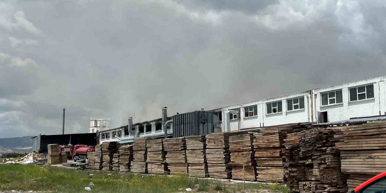Başkentteki Fabrika Yangınında 4 Kişi Dumandan Etkilendi