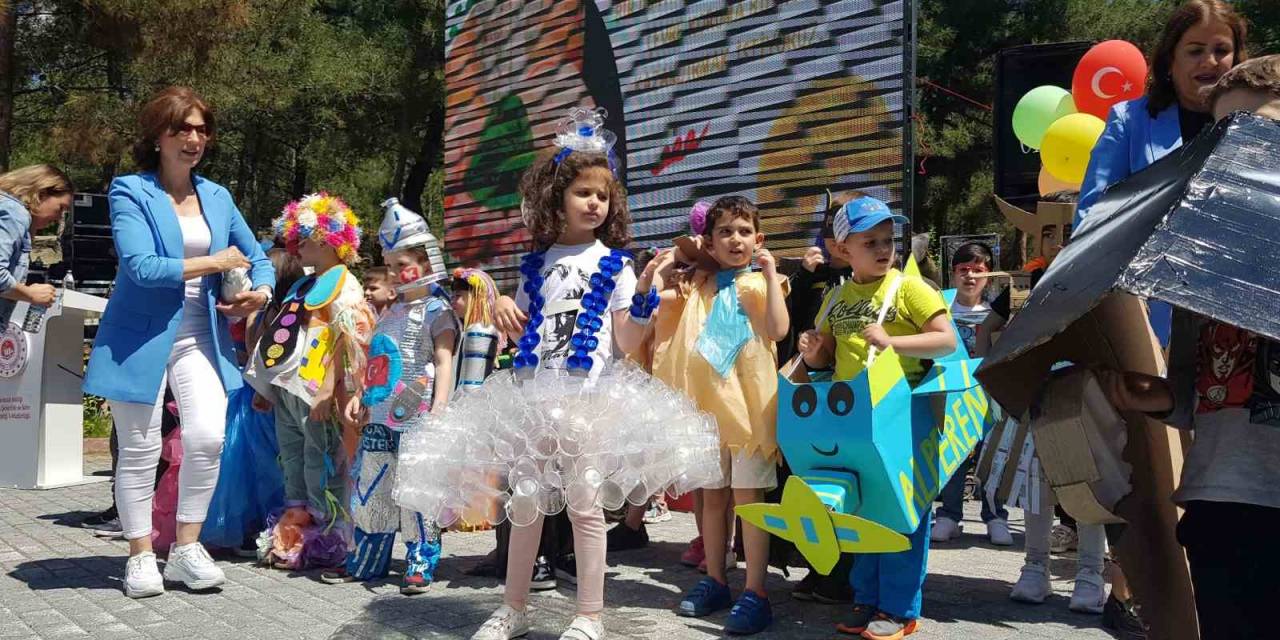 Minik Öğrenciler Çevre Kirliliğine Dikkat Çekti