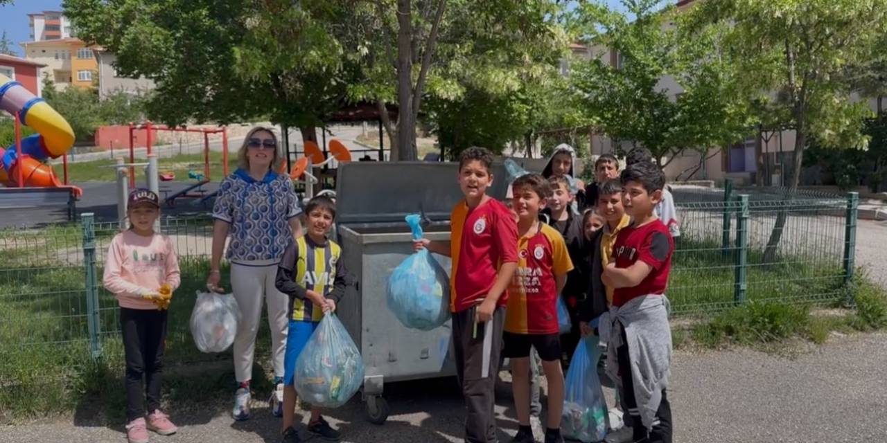 Kadın Muhtar Çocuklarla Buluştu, Sokak Sokak Temizlik Yaptı