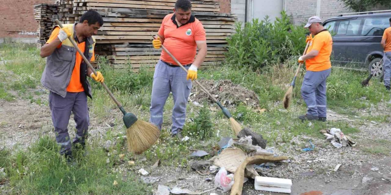 İnegöl Belediyesi Dünya Çevre Günü’nü Temizlikle Kutladı