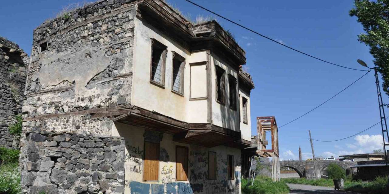 Kars’ta Paşa Konağı Yok Oluyor