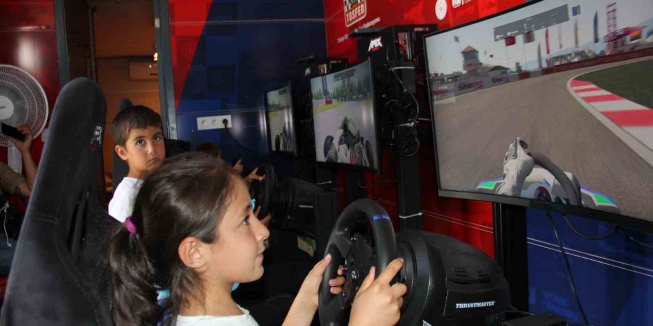 Çocuklar Mobil Simülatör İle Eğlendi