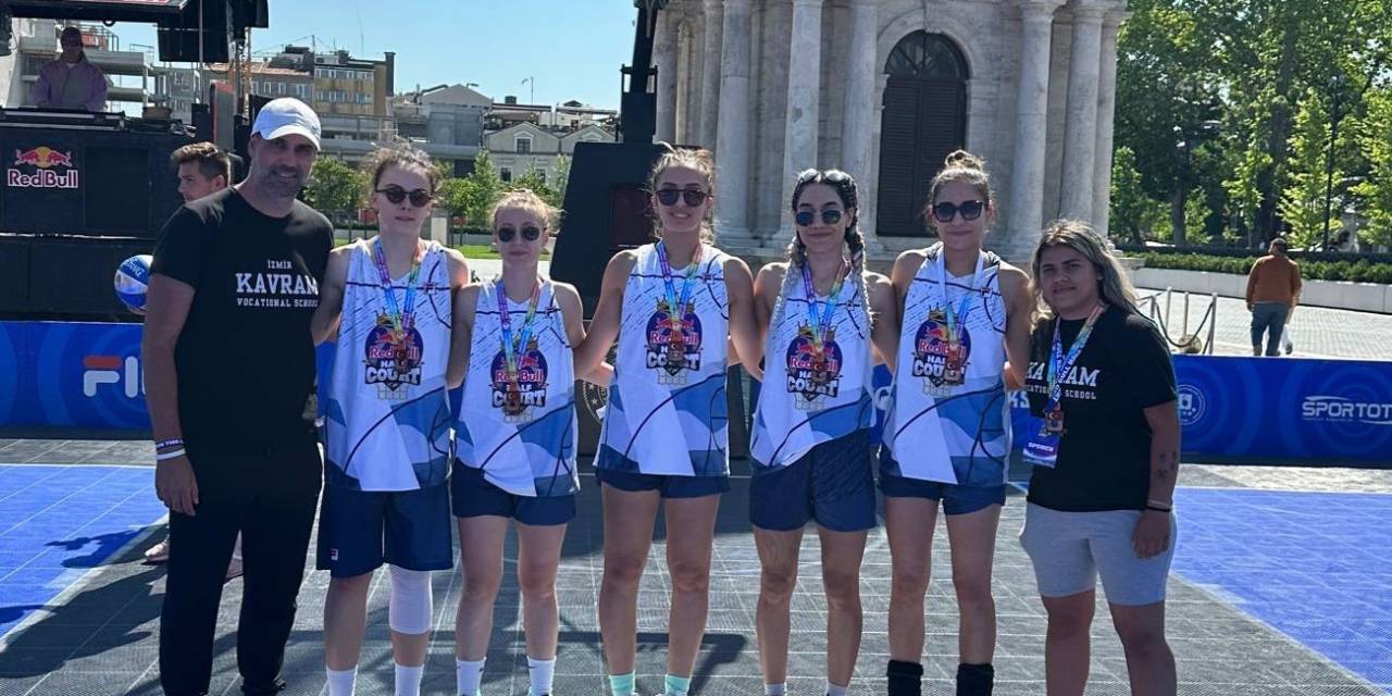 İzmir Kavram Meslek Yüksekokulu Kadın Basketbolda Türkiye Üçüncüsü