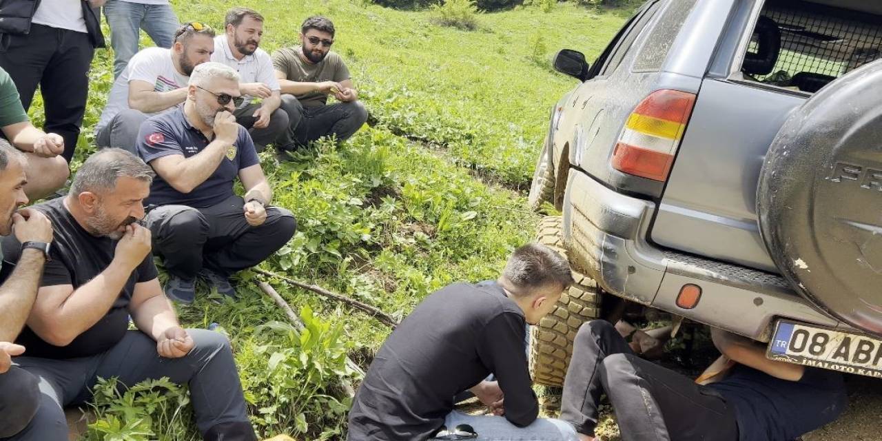 Yolda Kalan Arkadaşlarının Durumunu Çekirdek Çitleyerek Maç İzler Gibi İzlediler