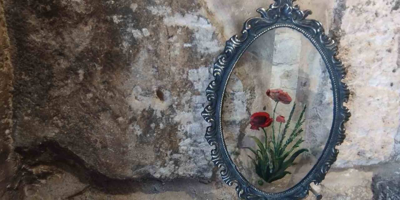 Mardinli Ressam Resimlerini Tuval Yerine Cama İşliyor