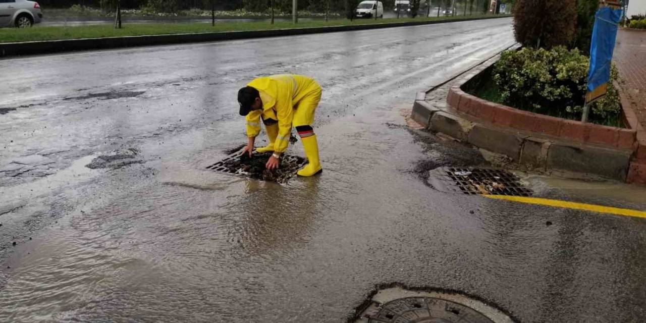 Belediye Ekipleri Şiddetli Sağanak Yağış İle Birlikte Teyakkuza Geçti