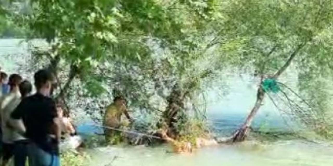 Antalya’da Boğulmak Üzere Olan Genci Vatandaşlar Halatla Kurtardı