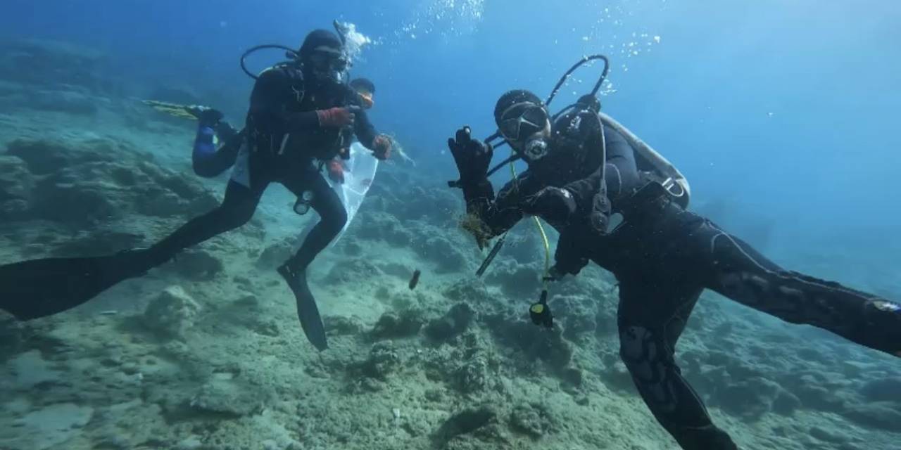 Kaş’ta Deniz Dibi Temizliği Yapıldı, Kamyon Lastiği, Bar Sandalyesi, Tencere Ve Şişeler Çıktı
