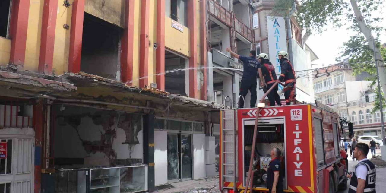 Ağır Hasarlı Binada Yangın Çıktı