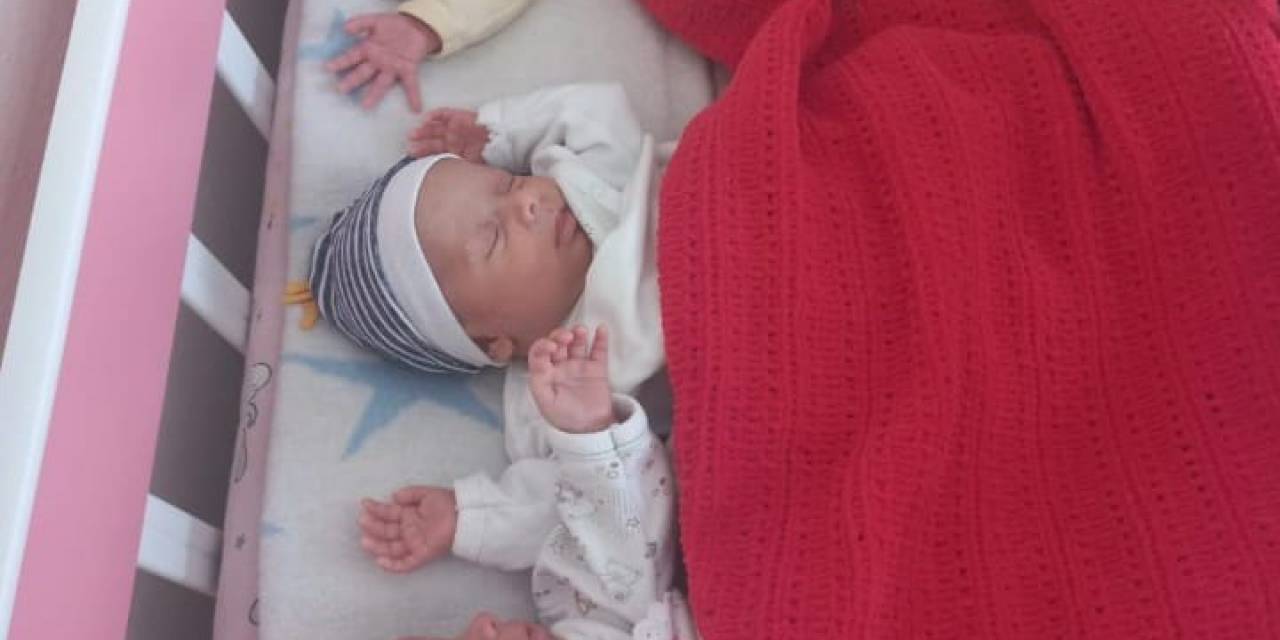 Üçüz Bebek Dünyaya Getiren Anne Hayırseverlerden Bez Ve Kıyafet Yardımı İstedi