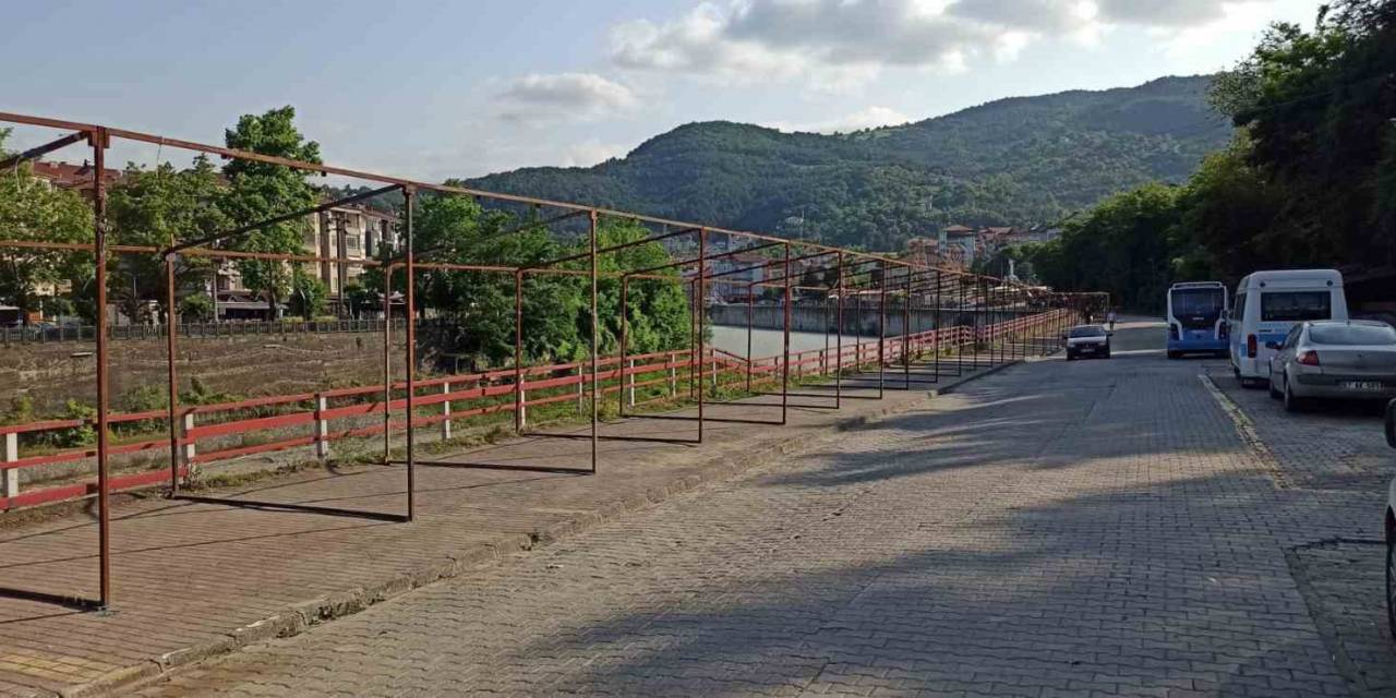 Devrek’te Alışveriş Stantları Kurulmaya Başlandı