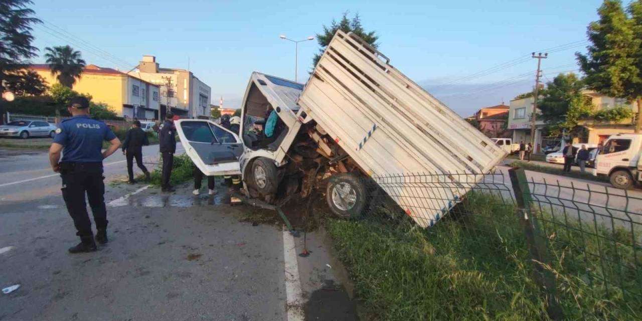 Ağaca Çarpan Kamyonet İkiye Bölündü: 2 Yaralı