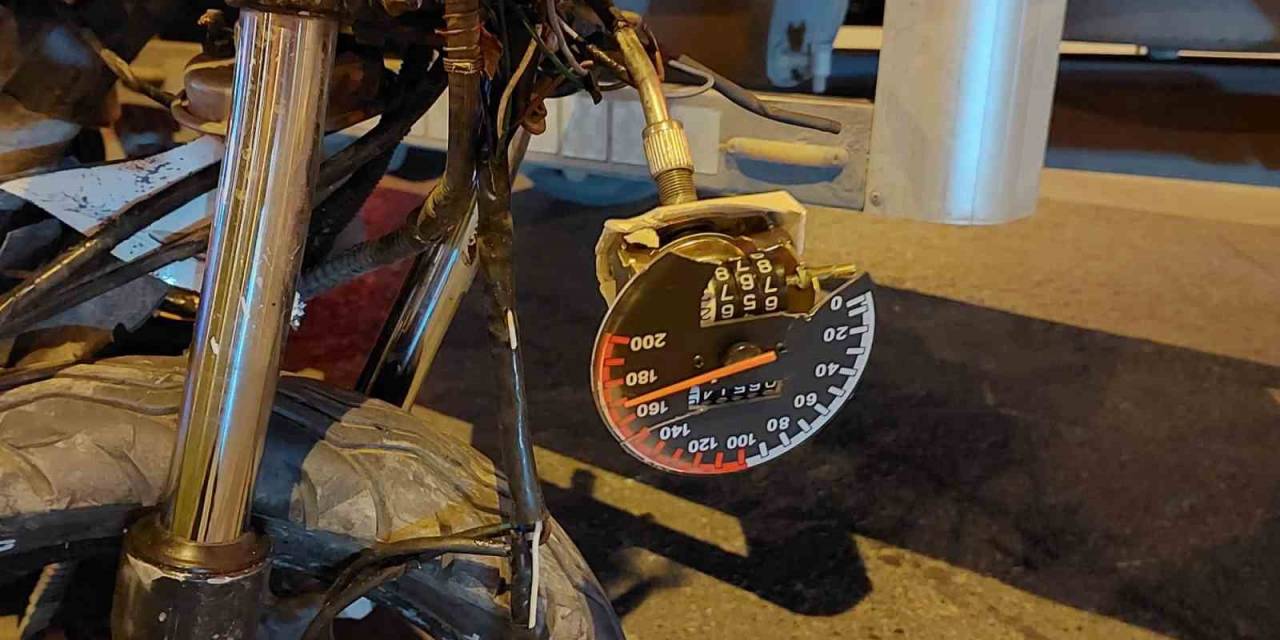Motosikletle Minibüs Çarpıştı: 2 Yaralı