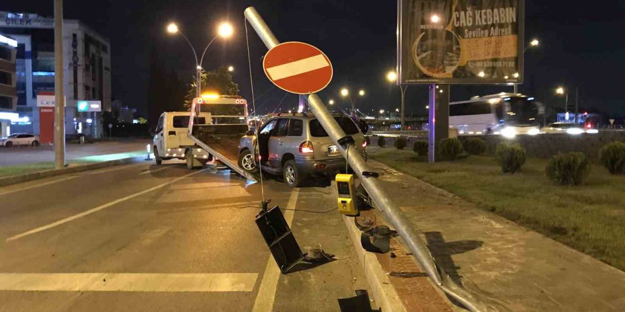 Aracıyla Sinyalizasyon Direğini Devirip Koşarak Bölgeden Uzaklaştı