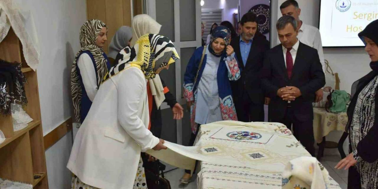 Hayat Boyu Öğrenme Haftası Etkinlikleri Dahilinde Sergi Açıldı