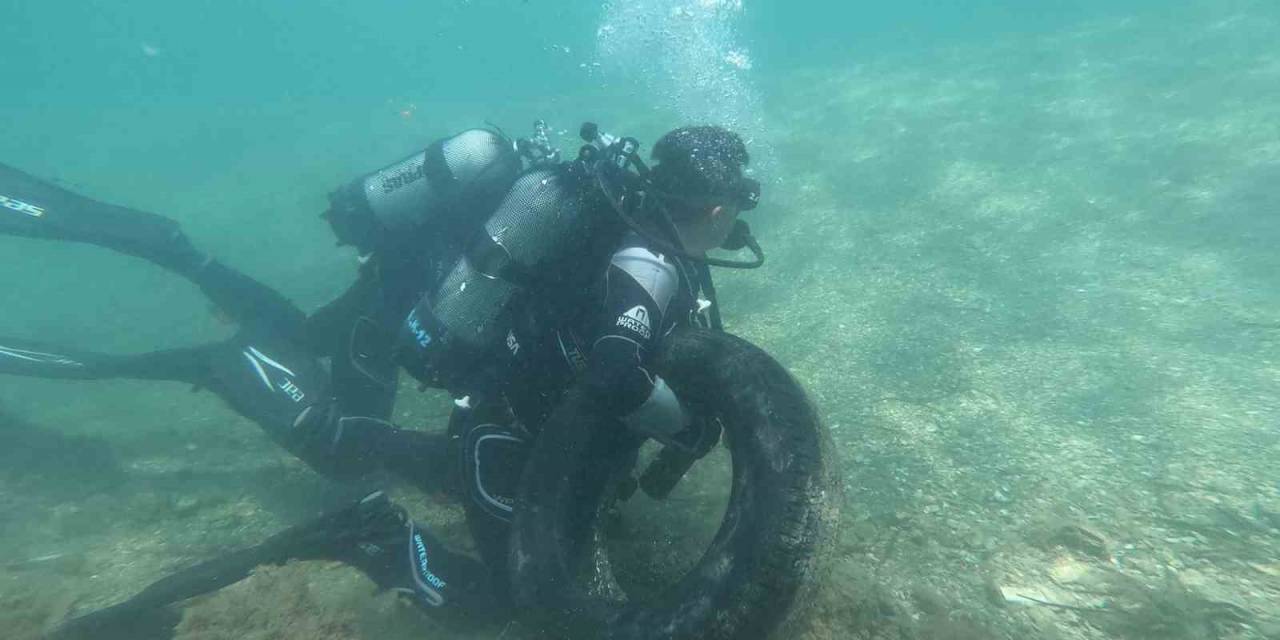 Sahil Güvenlik Ve Öğrencilerden Deniz Temizliği