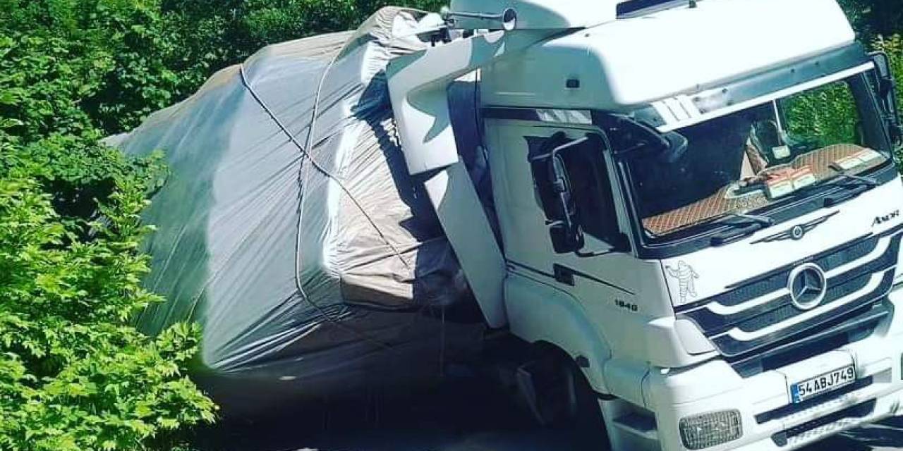 Yem Yüklü Tır Devrildi, Yol Trafiğe Kapandı