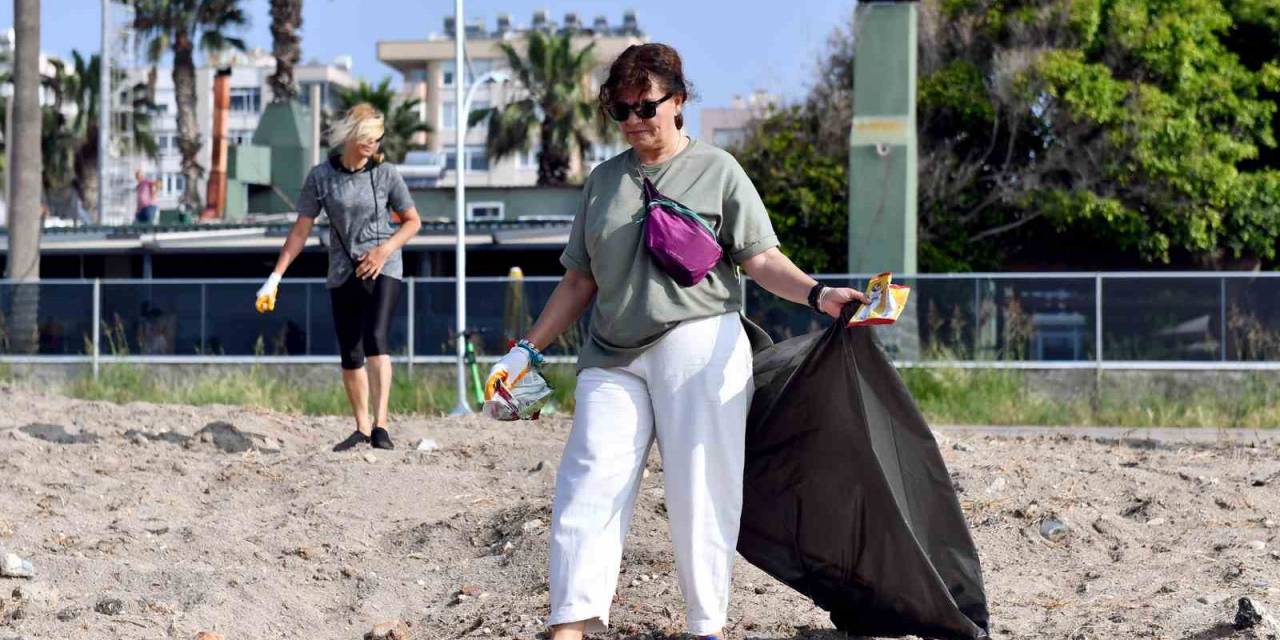 Mersin’de Gönüllü Kadınlar Sahil Temizliği Yaptı
