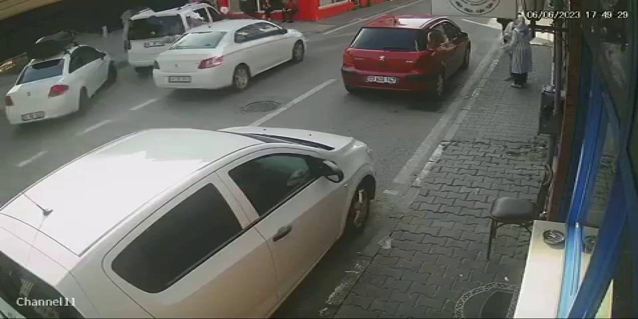 Fren Yerine Gaza Bastı, Çarptığı Kişiyi Metrelerce Sürükledi