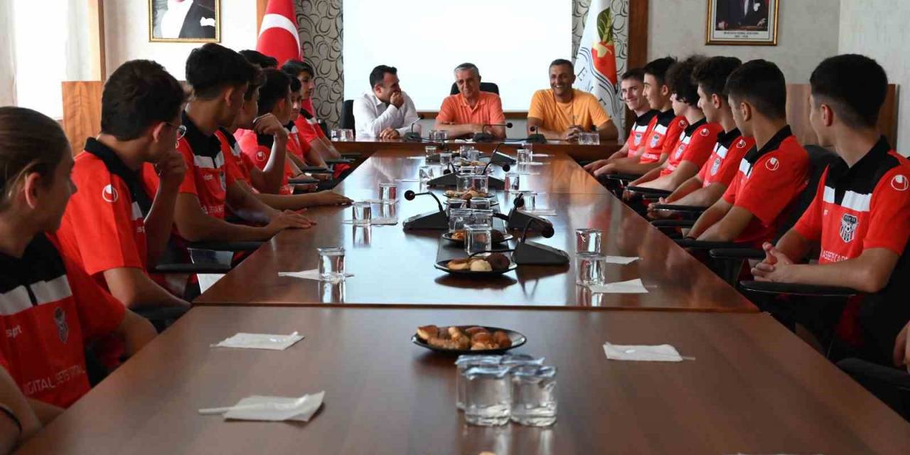 Şampiyonluk Pastasını Birlikte Kestiler