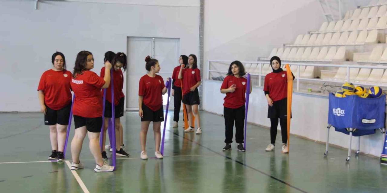 Kadın Voleybol Takımı Sezonun İlk Antrenmanını Gerçekleştirdi
