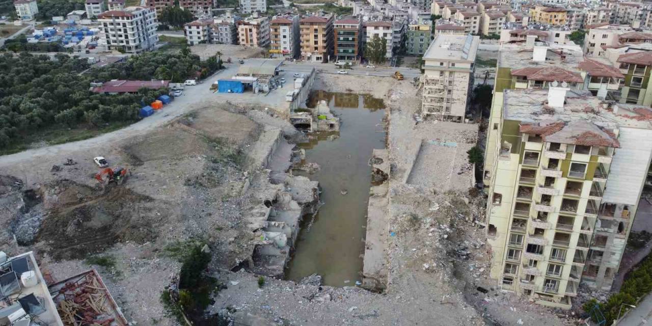 Yüzlerce Kişiye Mezar Olan Rönesans Rezidans’ın Enkazı Suyla Doldu