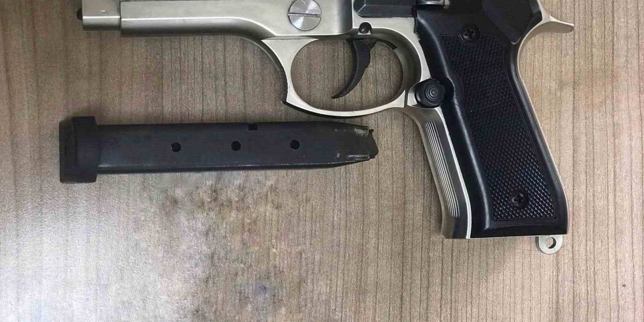 Gaziosmanpaşa’da Asker Eğlencesinde Direğe Çıkıp Silahla Ateş Açan Maganda Yakalandı