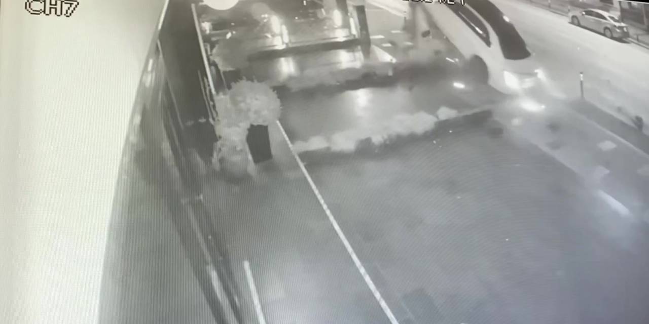 Kadıköy’de Otomobilin Direğe Ve Ağaca Çarptığı Kaza Kamerada
