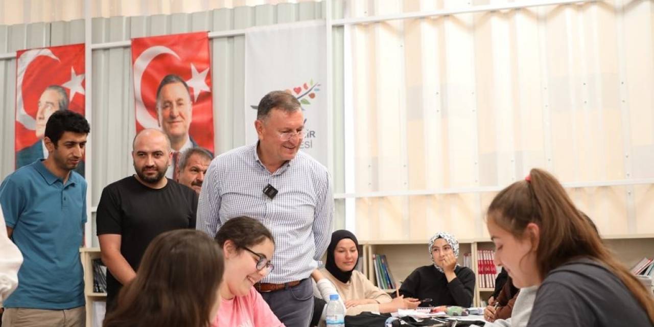 Hatay Büyükşehir Belediyesi’nden Öğrencilere Eğitim Desteği