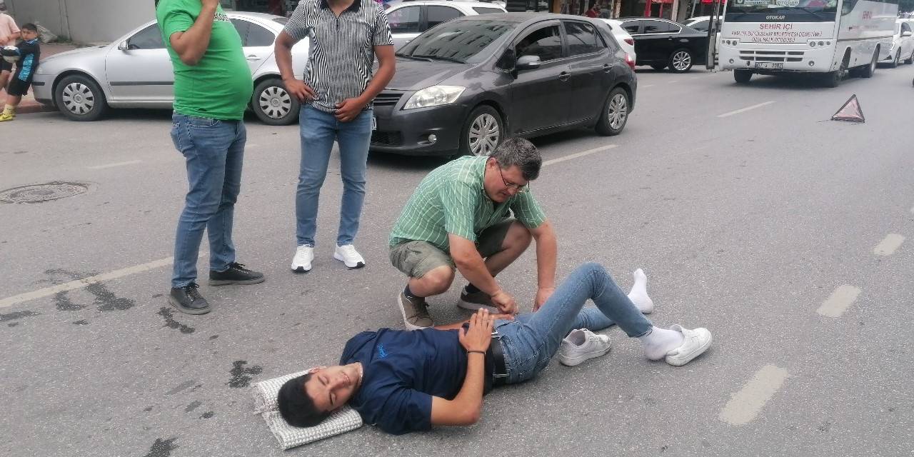 Kazada Yaralanan Motosiklet Sürücüsüne İlk Müdahaleyi Olay Yerindeki Doktor Yaptı