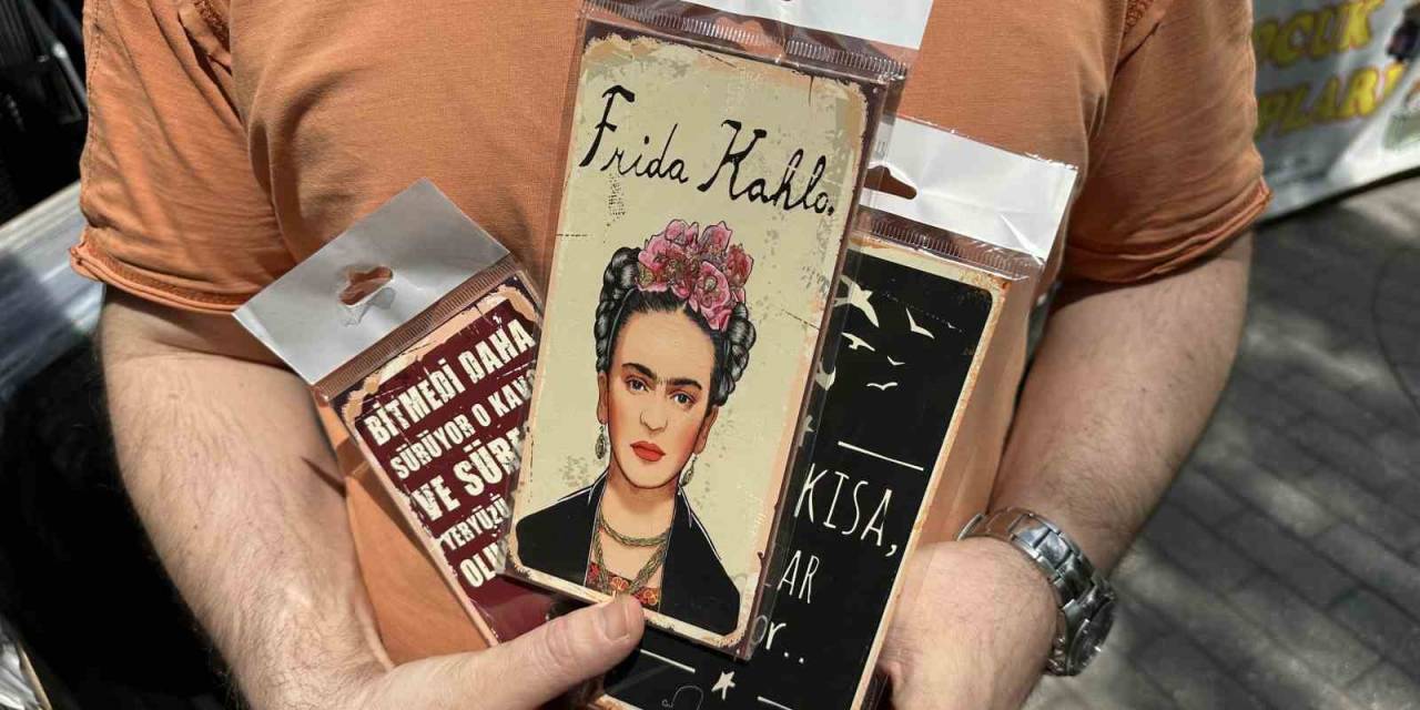 Ev Ve İşyeri Dekorasyonlarında Mini Posterler Kullanılıyor